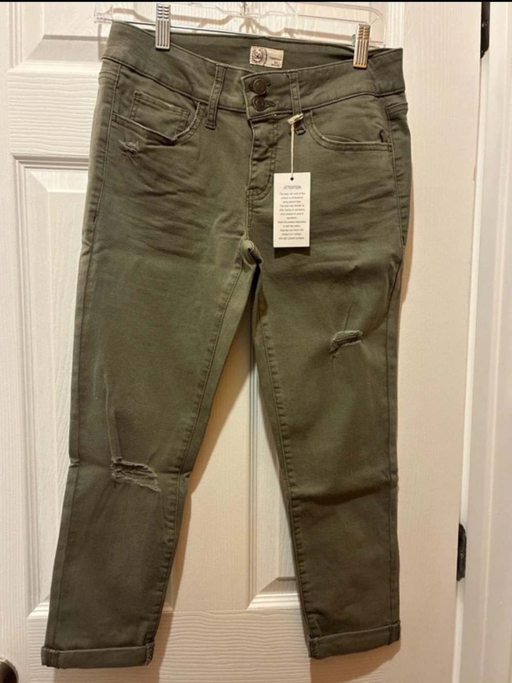 SO Women’s Olive Distressed Skinny denim pants. Size 7 juniors